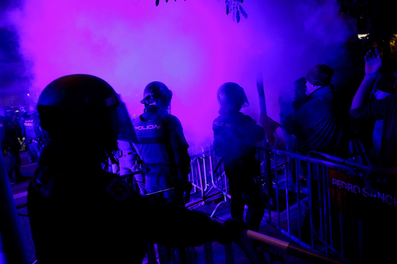 Spanish riot police launches tear gas during a protest near to Spain's Socialists Party (PSOE) headquarters, following acting PM Pedro Sanchez negotiations for granting an amnesty to people involved with Catalonia's failed 2017 independence bid in Madrid, Spain, November 6, 2023. REUTERS/Juan Medina Photo: JUAN MEDINA/REUTERS