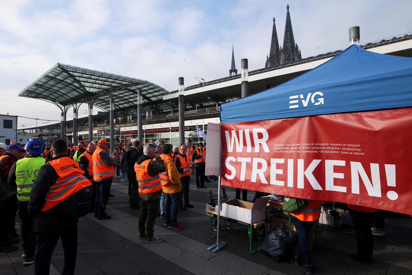 Railway workers protest in front of the Cologne Central Station during a nationwide strike called by the EVG rail and transport union over a wage dispute, in Cologne, Germany, April 21, 2023. REUTERS/Thilo Schmuelgen  REFILE - CORRECTING UNION NAME Photo: Thilo Schmuelgen/REUTERS