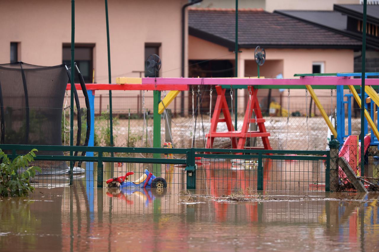 BiH: Zbog obilnih padalina poplavljene su ulice u Kiseljaku