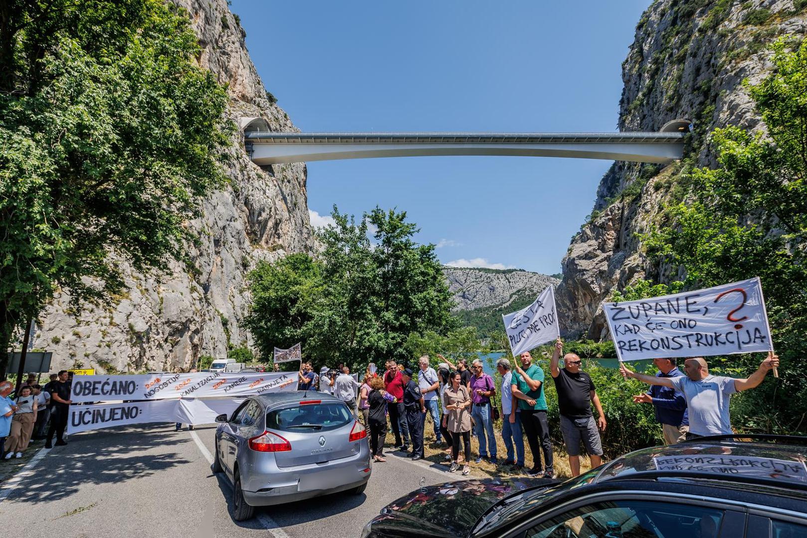 Stanovnici mjesta Tugare kod Omiša organizirali su prosvjed ispod mosta Cetina koji je danas pušten u promet.
