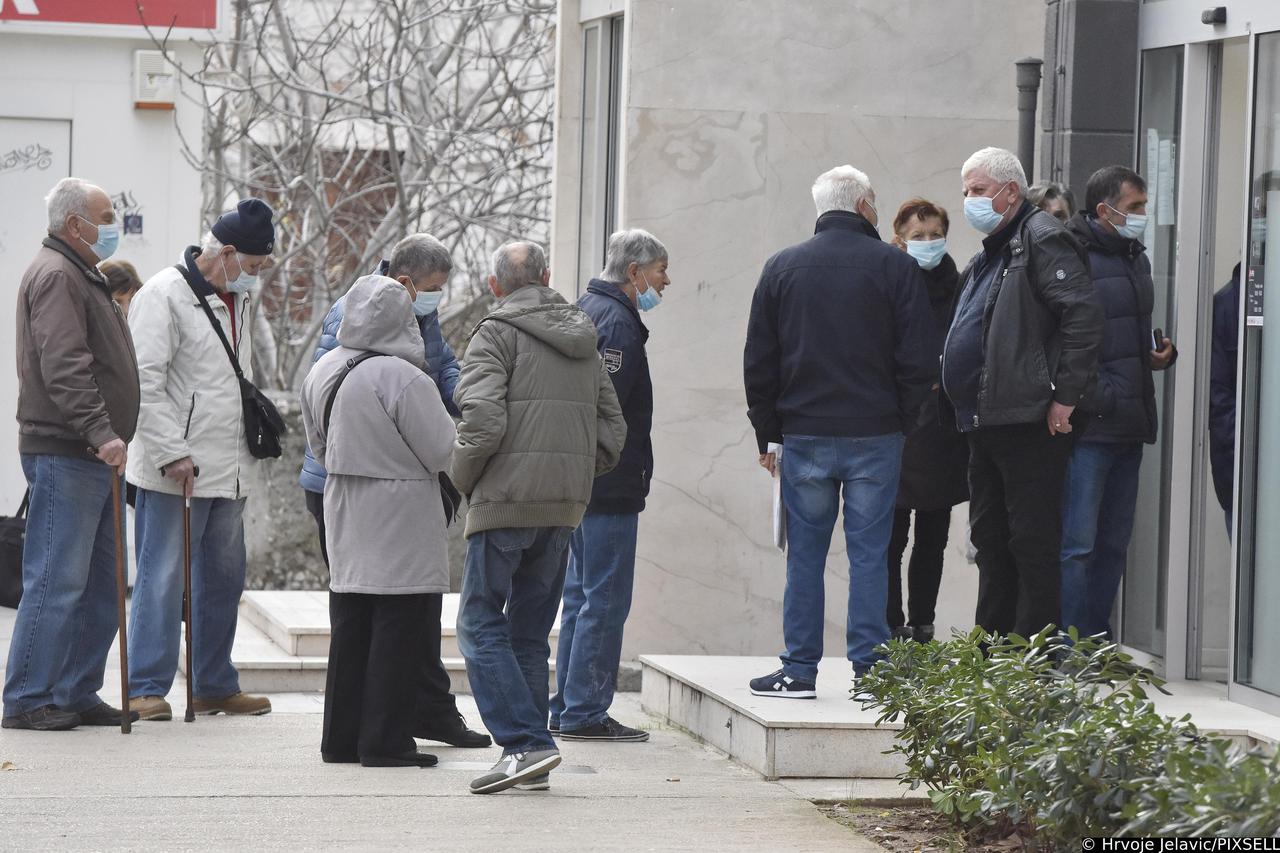 Šiibenik: Gužve ispred banke za podizanje mirovina