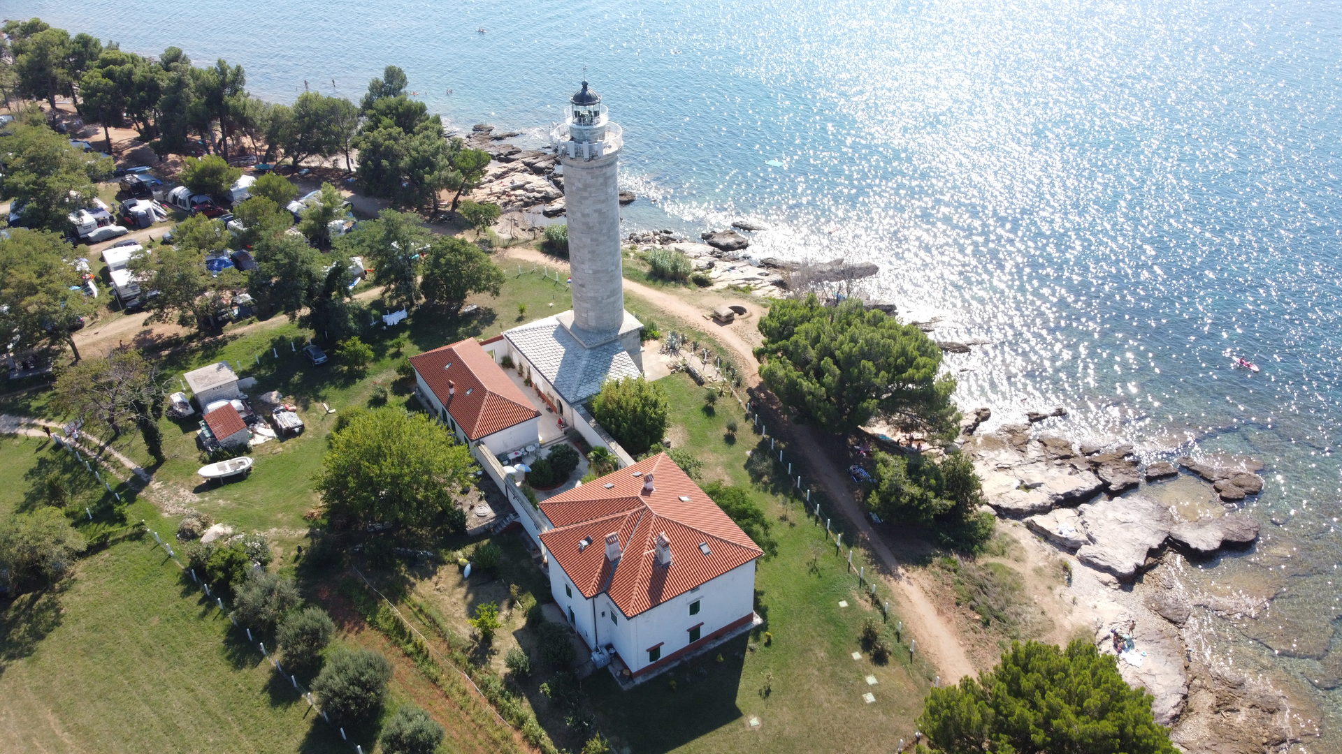 S rta Lako, kojeg još nazivaju i Punta Lanterna, pruža se pogled na romantični svjetionik na Punti Savudrija koji je izgrađen 1818. godine i najstariji je uščuvani svjetionik u Istri, možda čak i na cijelom Jadranu. Savudrijski svjetionik jedna je od najpopularnijih atrakcija Savudrije i ovog dijela Istre, tim više što se za njegovu izgradnju vežu zanimljive i romantične priče.