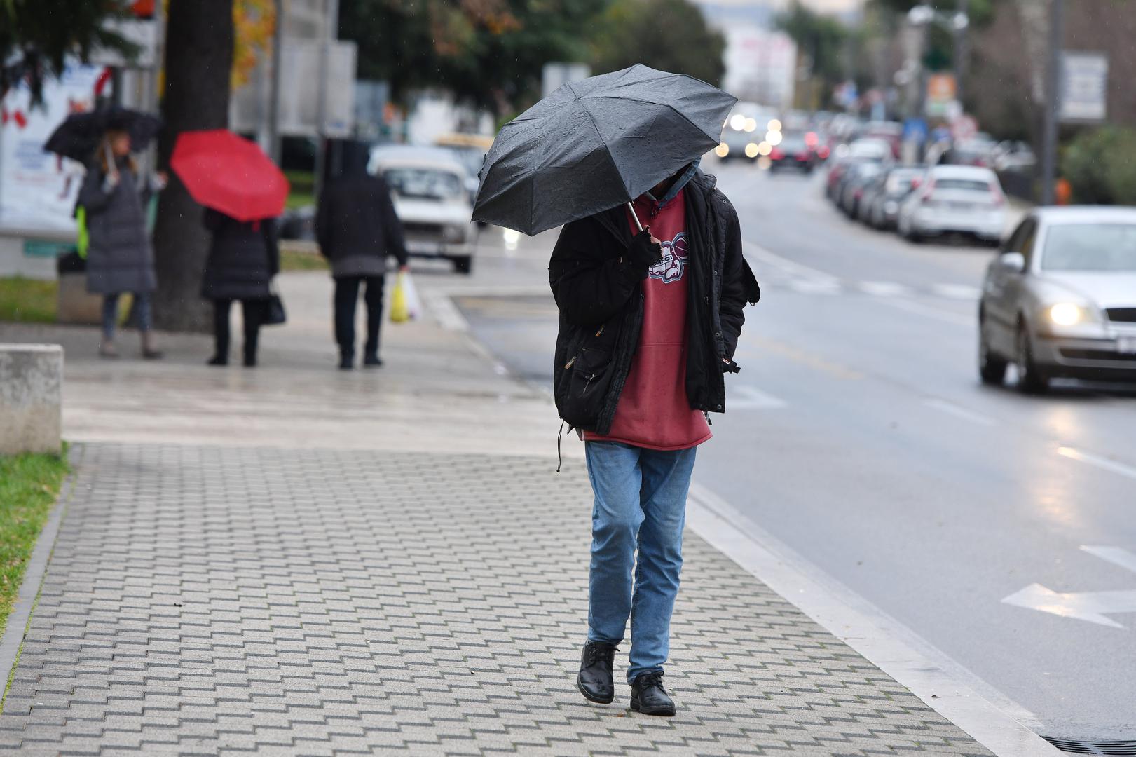  U jutarnjim satima, na krajnjem istoku i jugu zemlje bit će povremene naoblake, a na nekim područjima može pasti i malo kiše.