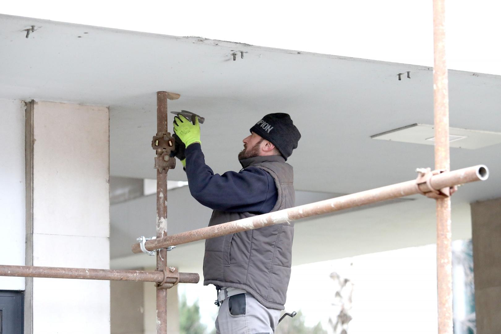 21.1.2021, Zagreb - Po odluci gradonacelnika Bandica danas je postavljanjem skela pocela sanacija zagrade u Vukovarskoj 52 koja je ostecena u potresu. Ostecena nadstresnica ce biti izrezana i uklonjena.
Photo: Patrik Macek/PIXSELL