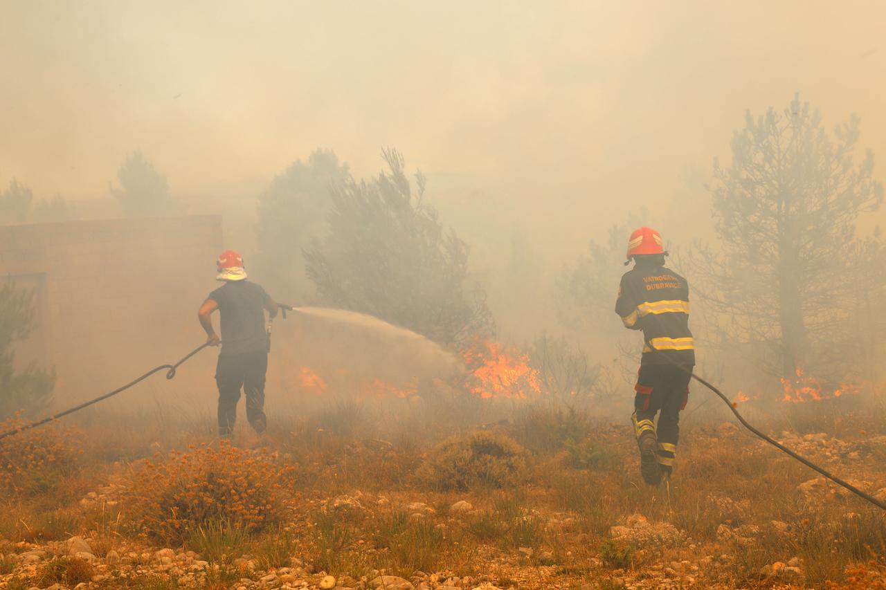 Veliki požar u zaleđu Skradina, gase ga brojni vatrogasci i četiri kanadera