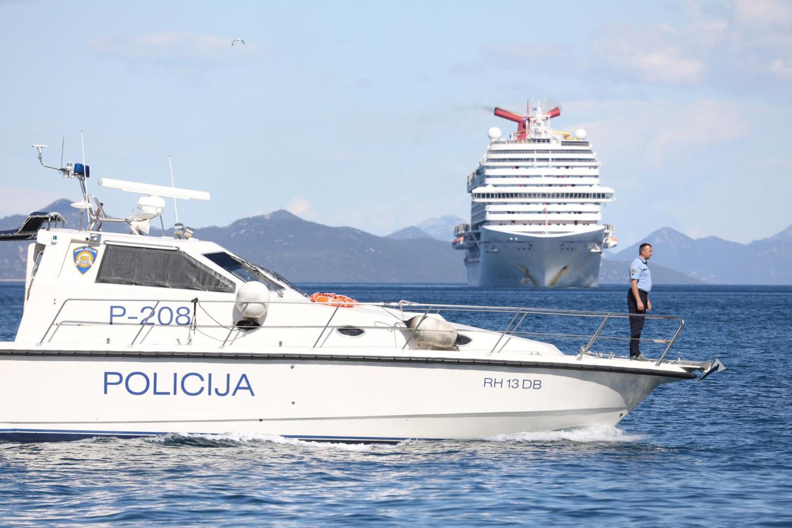 26.05.2020., Dubrovnik - Kruzer Carnival Breeze, na kojemu se nalazi oko 1100 pomoraca od koji je 93 Hrvata, usidrio se u luku. Kruzer je mjesecima plovio morima zbog koronavirusa. Photo: Grgo Jelavic/PIXSELL