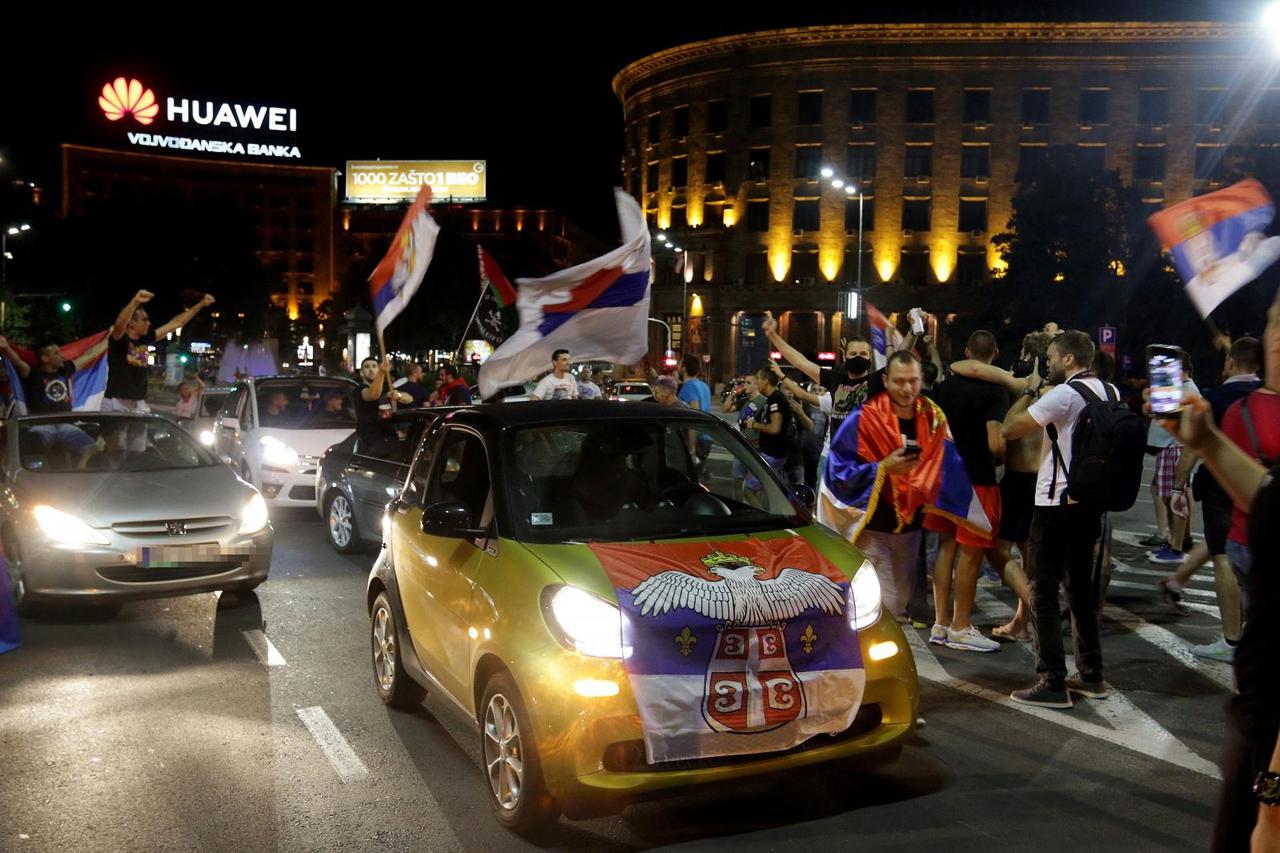 After the first results of the parliamentary elections, supporters of the Montenegrin opposition in Serbia gathered in front of the Serbian Parliament to celebrate the victory.

Simpatizeri opozicije Crne Gore u Srbiji po dobijanju prvih rezultata parlame