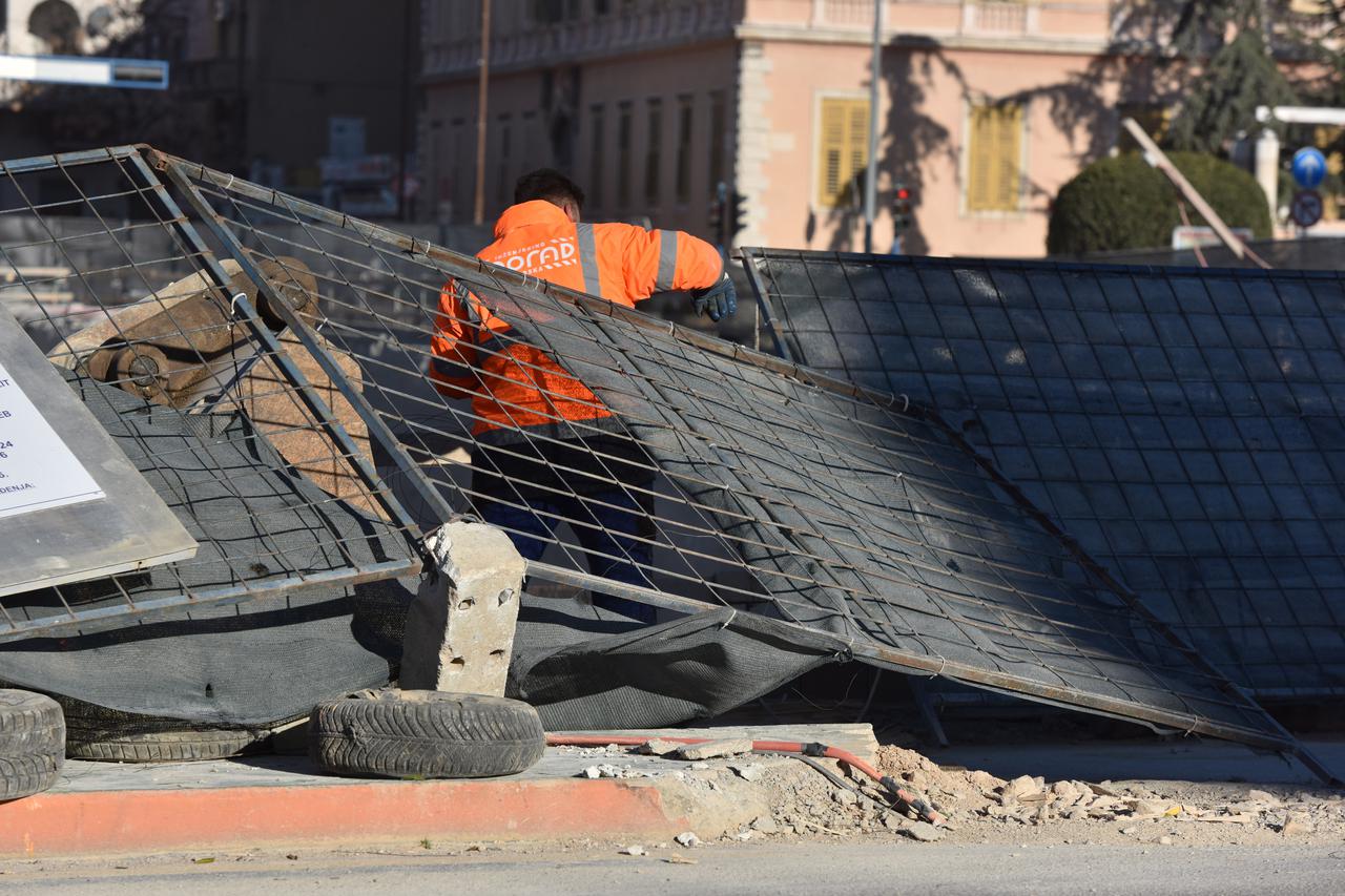 Šibenik: Bura bacale ograde na gradilištu podzemne garaže na Poljani