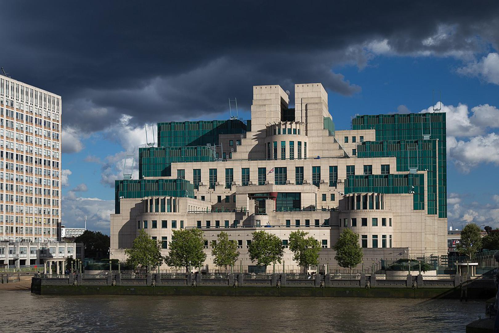 Drugo mjesto zauzima britanski MI6. Ta tajna služba informacijama opskrbljuje britansku vladu, a također svoje ljude ima po čitavom svijetu. MI6 se kroz godine specijalizirao za međunarodnu špijunažu i kontraobavještajne aktivnosti. Postoje još od 1909. godine, a sudjelovali su u oba svjetska rata.