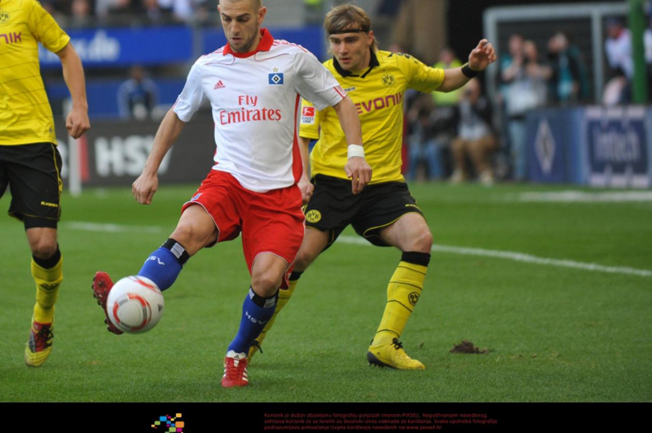 '09.04.2011, Imtech Arena, Hamburg, GER, Hamburger SV vs Borussia Dortmund, im Bild Mladen Petric (Hamburg #10) versucht sich gegen Marcel Schmelzer (Dortmund #29) durchzusetzen Foto Ÿ nph / Witke'