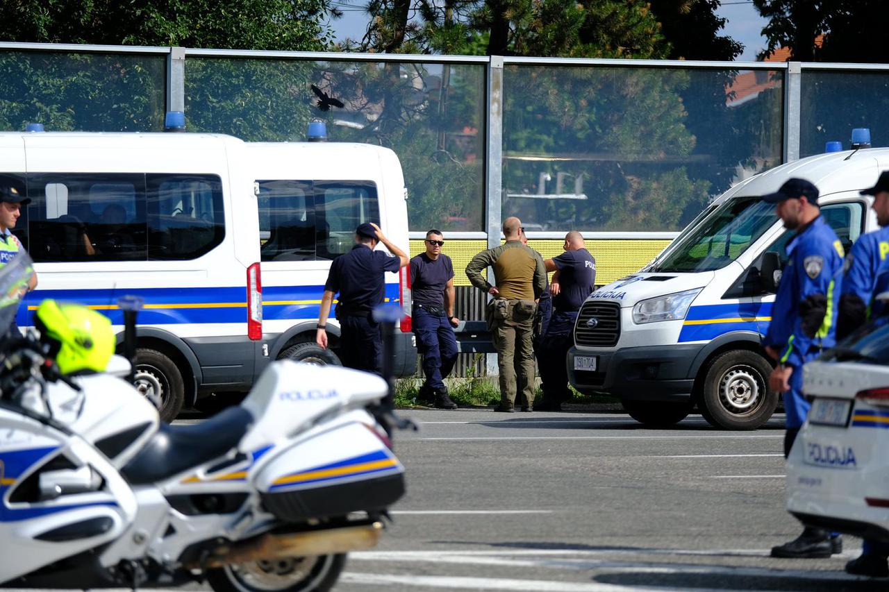 Dolazak Torcide na naplatnim postajama Lučko