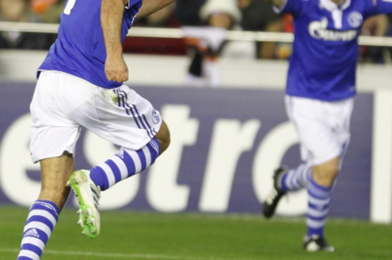 \'Schalke 04\'s Raul Gonzalez (L) celebrates after scoring a goal past Valencia\'s goalkeeper Vicente Guaita (down) during their Champions League soccer match at Mestalla stadium in Valencia, February