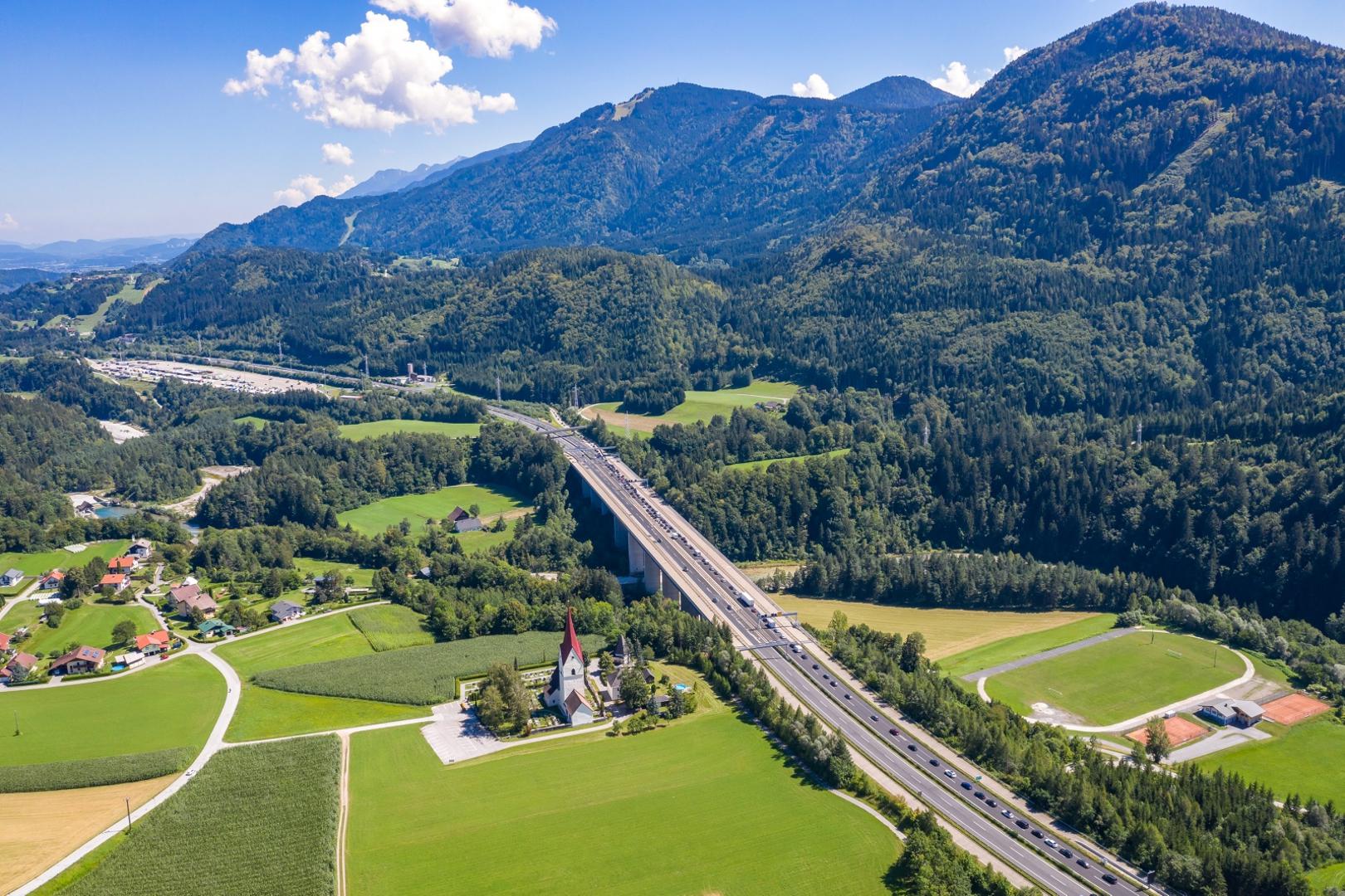 AUT, Coronaviruskrise, Rückreiseverkehr am Grenzübergang Thörl Maglern 22.08.2020, Arnoldstein, AUT, Coronaviruskrise, Rückreiseverkehr am Grenzübergang Thörl Maglern, verstärkte Kontrollen an den Grenzübergängen nach Österreich, im Bild Situation am Grenzübergang Arnoldstein Thörl Maglern // during controls at the Thörl Maglern border crossing in Arnoldstein, Austria on 2020/08/22. EXPA Pictures © 2020, PhotoCredit: EXPA/ Johann Groder EXPA/ Johann Groder