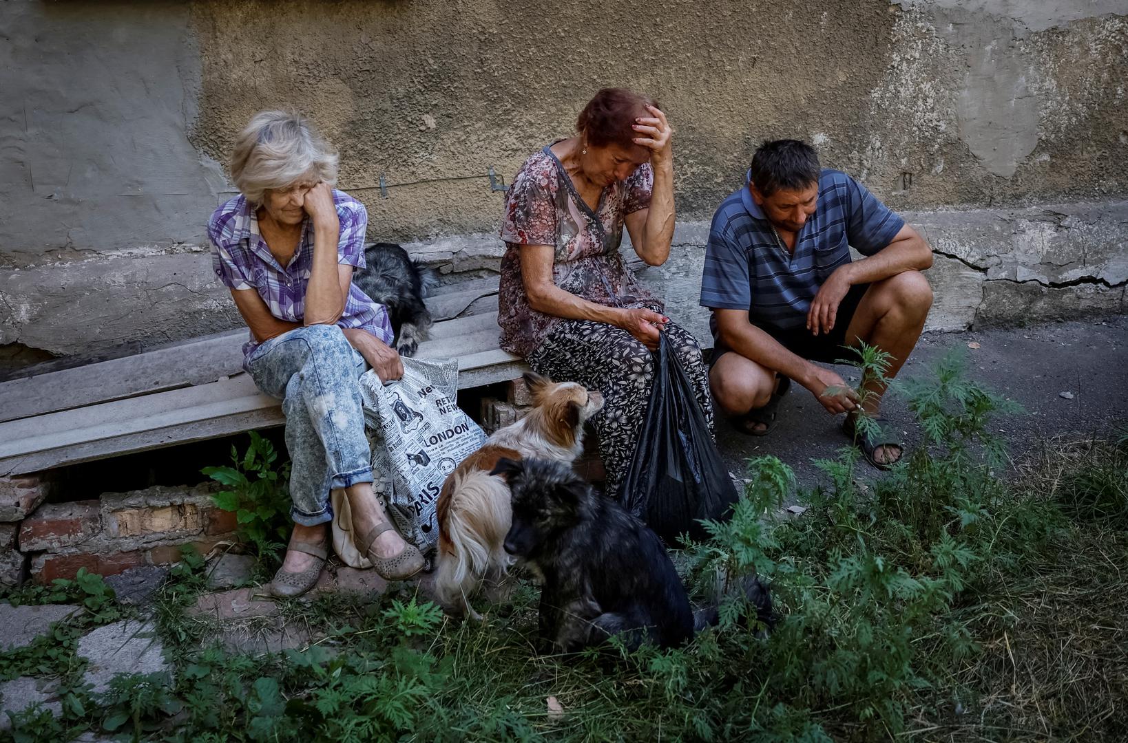 Local residents react as they refuse to be evacuated, amid Russia's attack on Ukraine, in the town of Toretsk, near a front line in Donetsk region, Ukraine July 3, 2024. REUTERS/Alina Smutko     TPX IMAGES OF THE DAY Photo: ALINA SMUTKO/REUTERS