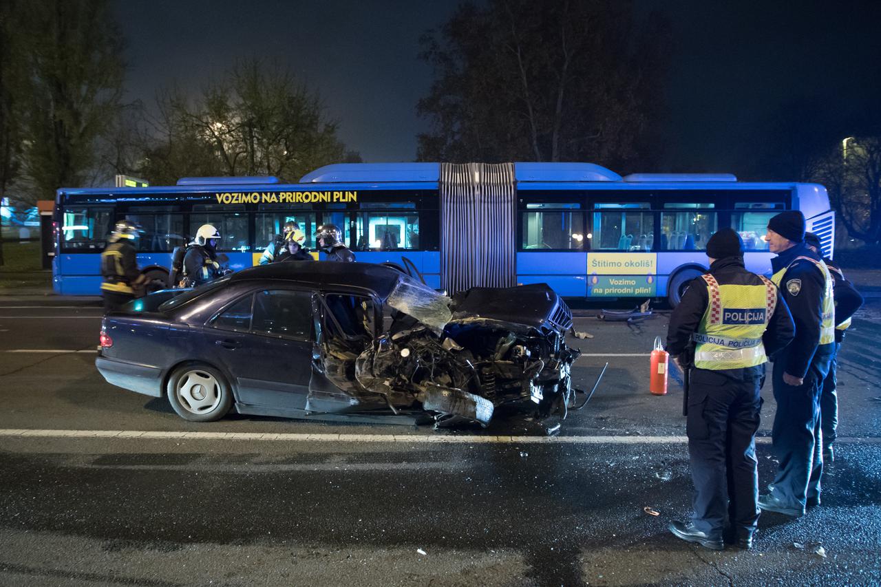 Autom udario u autobus