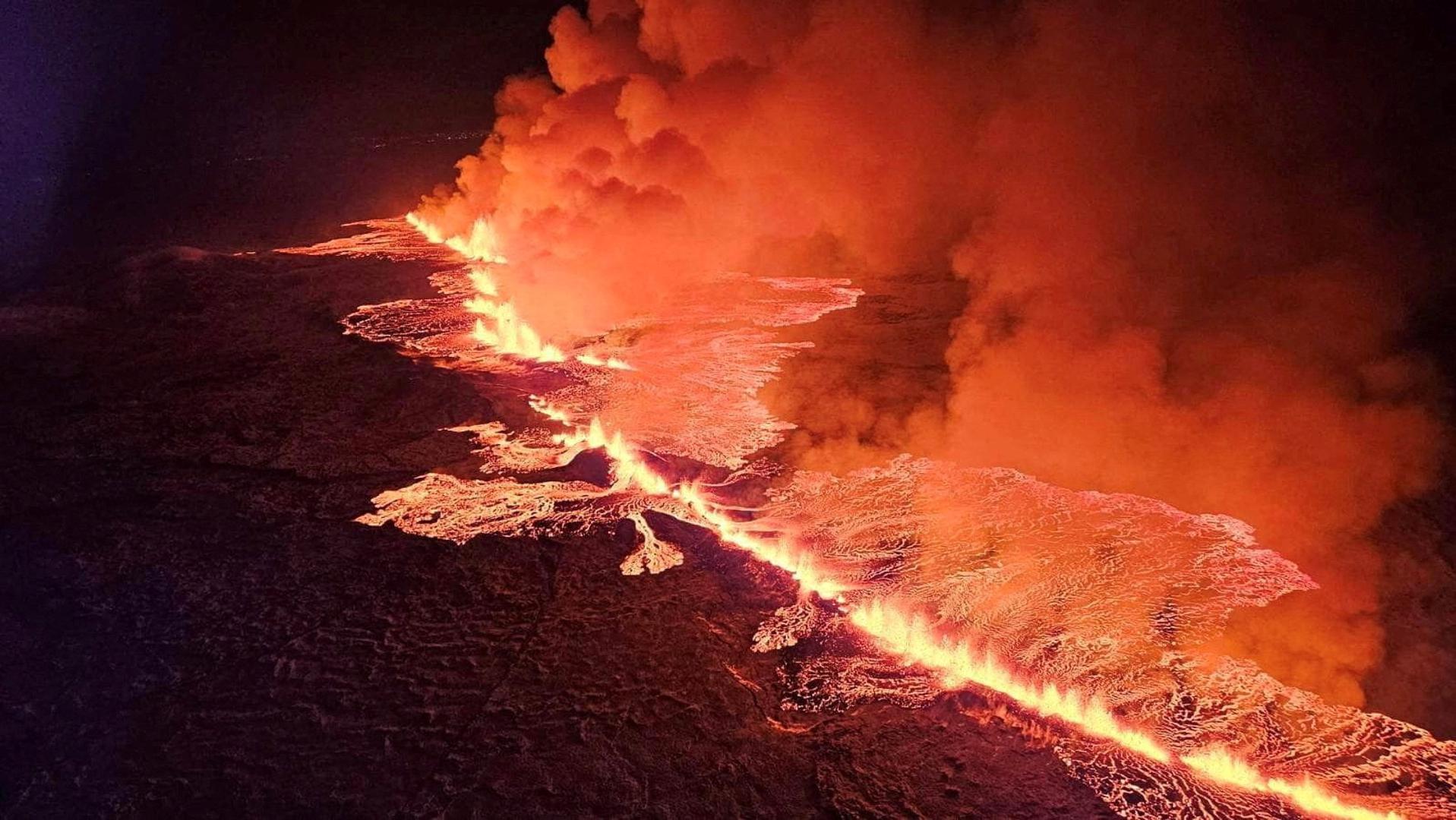 Vulkan na jugozapadu Islanda erumpirao je u ponedjeljak nakon tjedana intenzivne potresne aktivnosti.