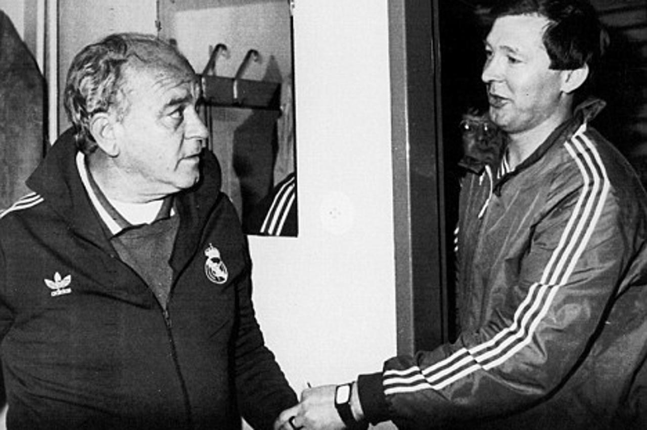 'ALFREDO DI STEFANO AND ALEX FERGUSON MEET BREIFLY IN THE SOCCER ROOM AS ABERDEEN SOCCER TEAM AND REAL MADRID PLAYERS HOLD A WORKOUT AT THE ULLEVI STADIUM SUITE FOR THE CHAMPIONSHIP MATCH'