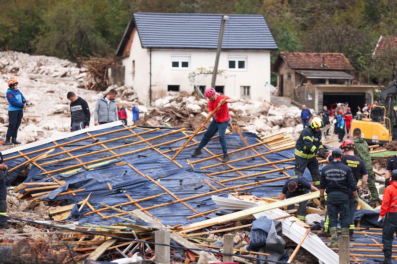 Jablanica - Nakon katastrofalnih poplava zapocelo je ciscenje i potraga za zrtvama