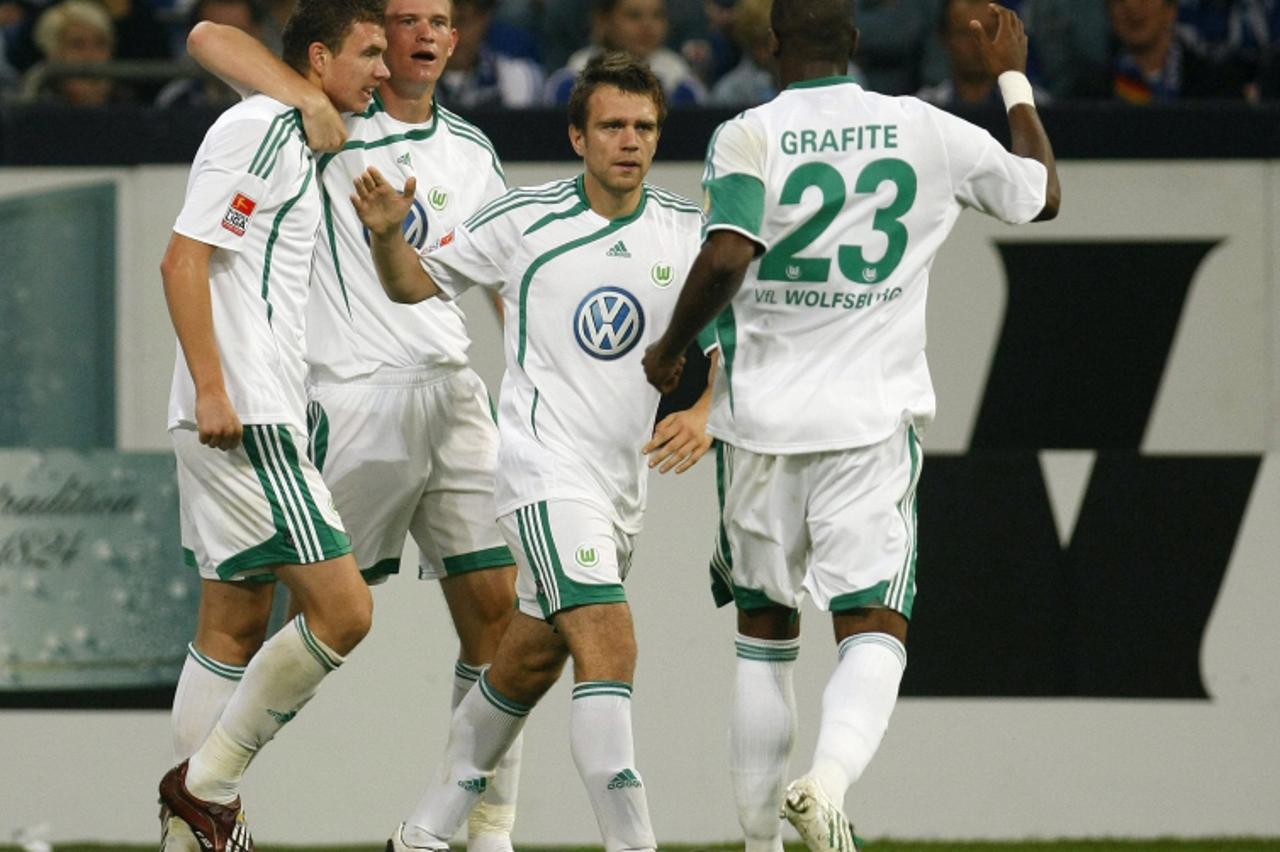 'Wolfburg\'s Edin Dzeko, Alexander Madlung, Zvjezdan Misimovic and Grafite celebrate a goal against Schalke 04 during their German Bundesliga soccer match in Gelsenkirchen September 18, 2009.   REUTER