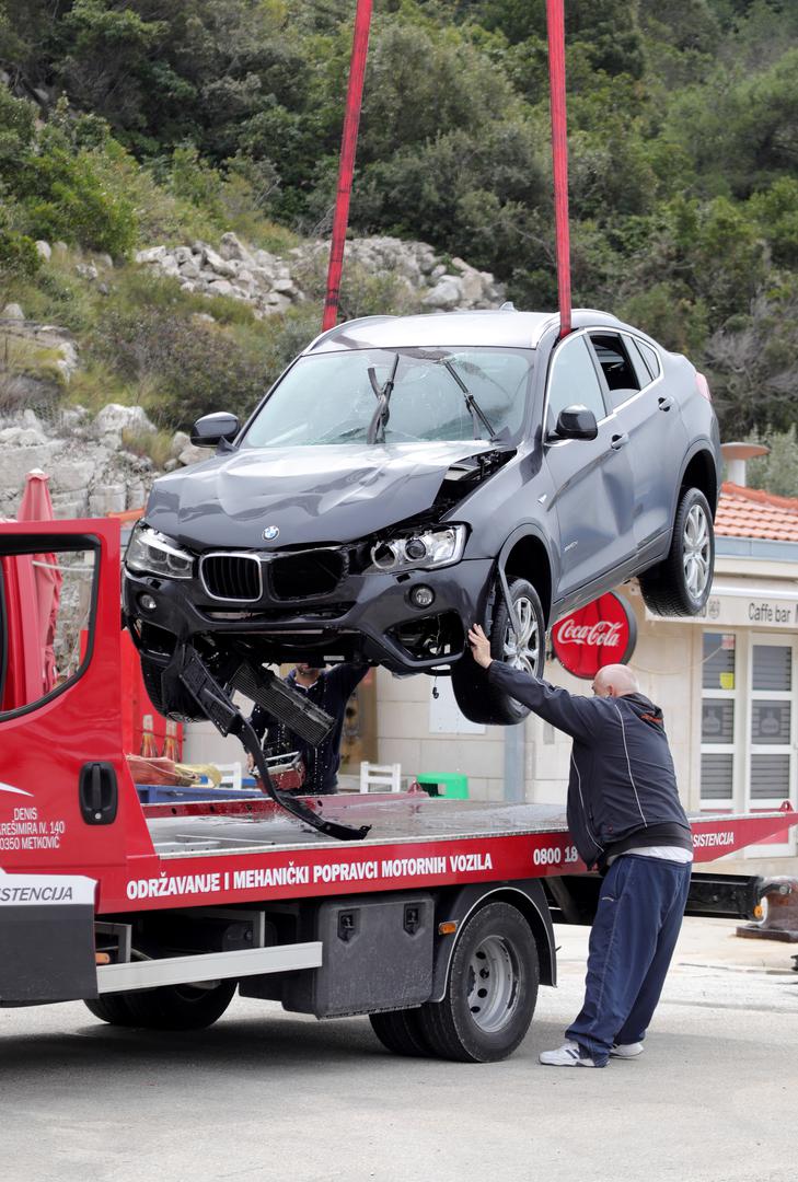 20.03.2023., Prapratno - Iz mora je izvucen osobni automobil koji je sletio u more dok su u njemu bile cetiri osobe. Tri osobe su spasene dok je jedna zenska osoba preminula.  Photo: Grgo Jelavic/PIXSELL