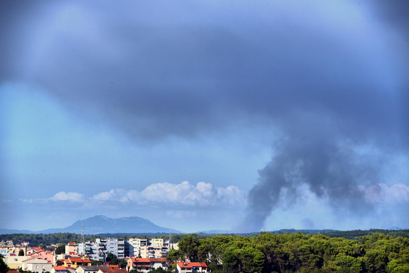 12.08.2024., Pula: Veliki pozar, koji je u popodnevnim satima izbio na podrucju Barbana, vidljiv je i iz Pule Photo: Sasa Miljevic / PIXSELL/PIXSELL