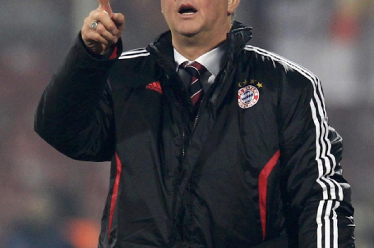 'Bayern Munich\'s coach Louis van Gaal of Netherlands reacts after their UEFA Champions League Group E soccer match against CFR Cluj in Cluj-Napoca November 3, 2010.  REUTERS/Radu Sigheti (ROMANIA  - 