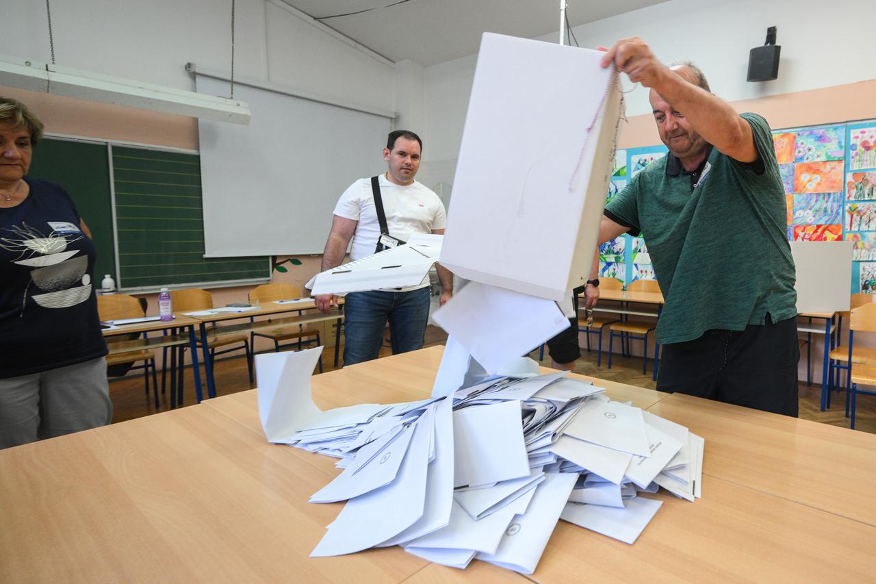 Zagreb: Otvaranje glasačkih kutija nakon što su zatvorena birališta
