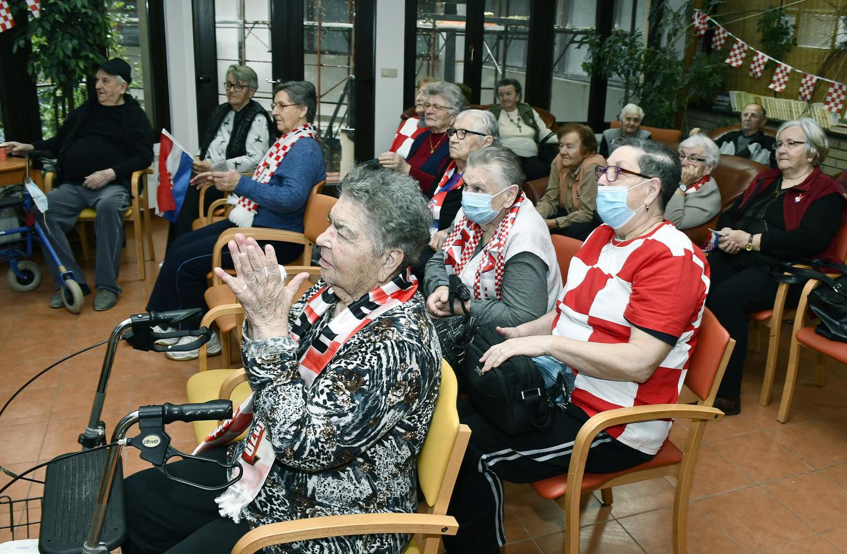 23.11.2022., Sisak - Djelatnici i korisnici Doma za starije i nemocne osobe sa zanimanjem su pratili utakmicu Svjetskog nogometnog prvenstva izmedju Hrvatske i Maroka. 

  Photo: Nikola Cutuk/PIXSELL