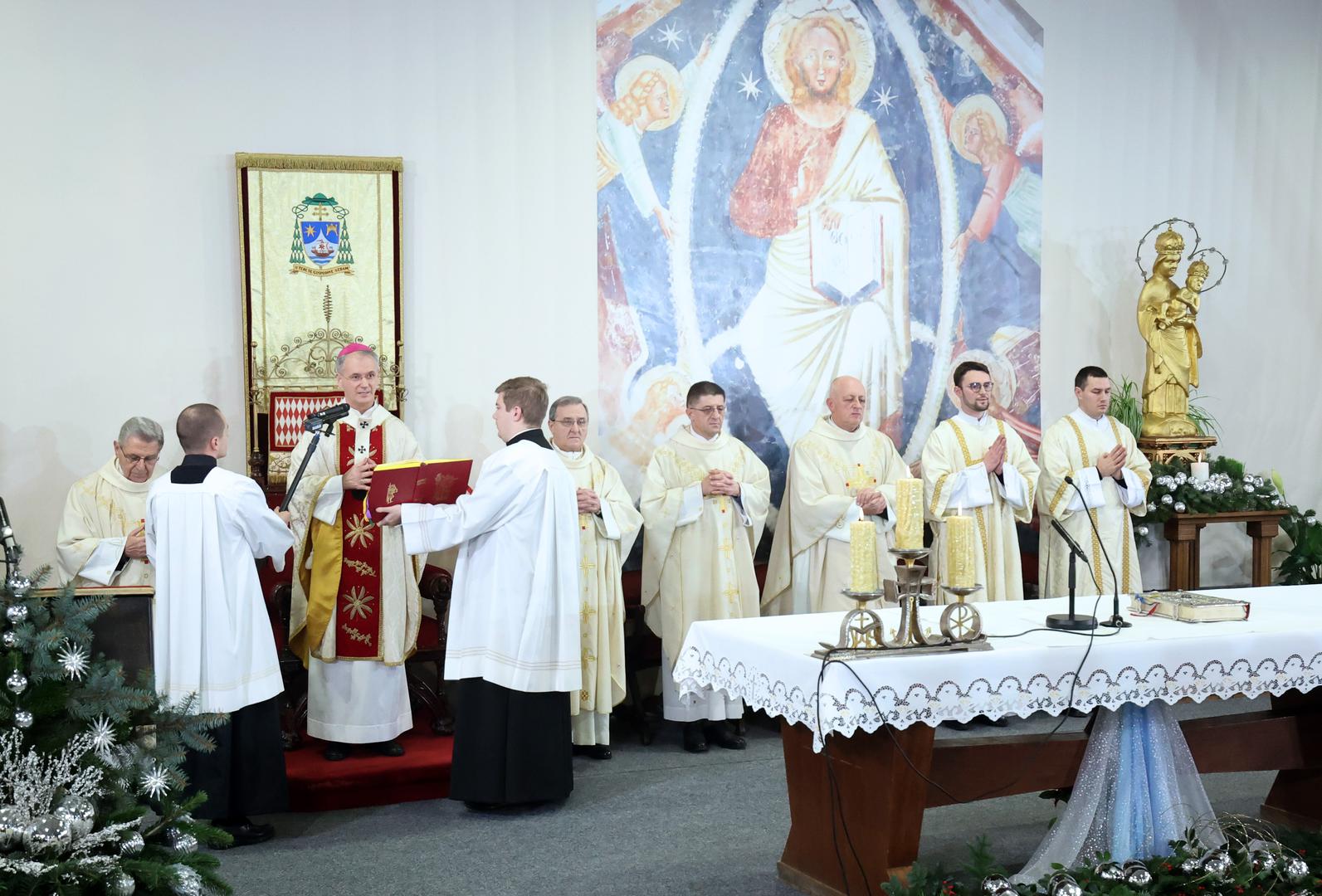 25.12.2023., Zagreb - Zagrebacki nadbiskup mons. Drazen Kutlesa predvodio je svetu misu polnocku u Bogosluznom prostoru bl. Alojzija Stepinca. Photo: Sanjin Strukic/PIXSELL