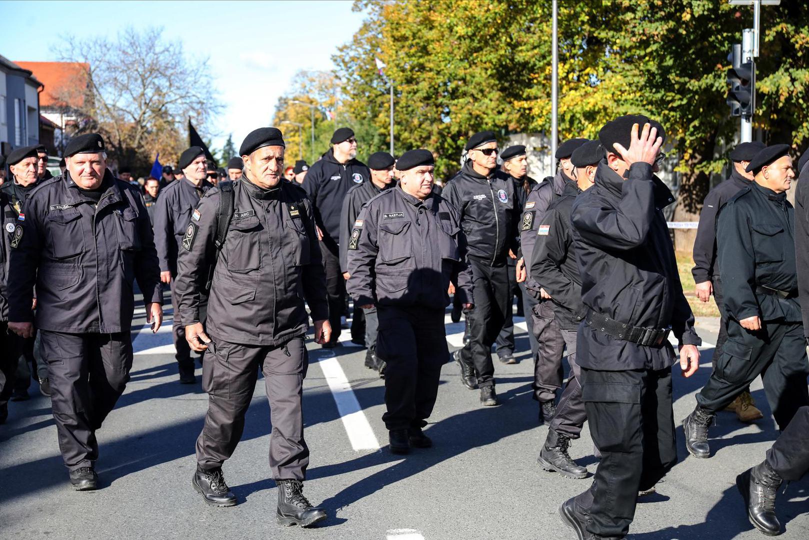 18.11.2023. Vukovar - Pod geslom "Vukovar - moj izbor i u dobru i u zlu" u Vukovaru se obiljezava 32. godisnjica vukovarske tragedije i stradanja u Domovinskom ratu. Kolona sjecanja koju predvode hrvatski branitelji Vukovara zajedno s clanovima obitelji poginulih, nestalih, ubijenih, nasilno odvedenih i umrlih hrvatskih branitelja Vukovara na celu s pripadnicima Hrvatskih obrambenih snaga koji su branili Vukovar. Photo: Emica Elvedji/PIXSELL