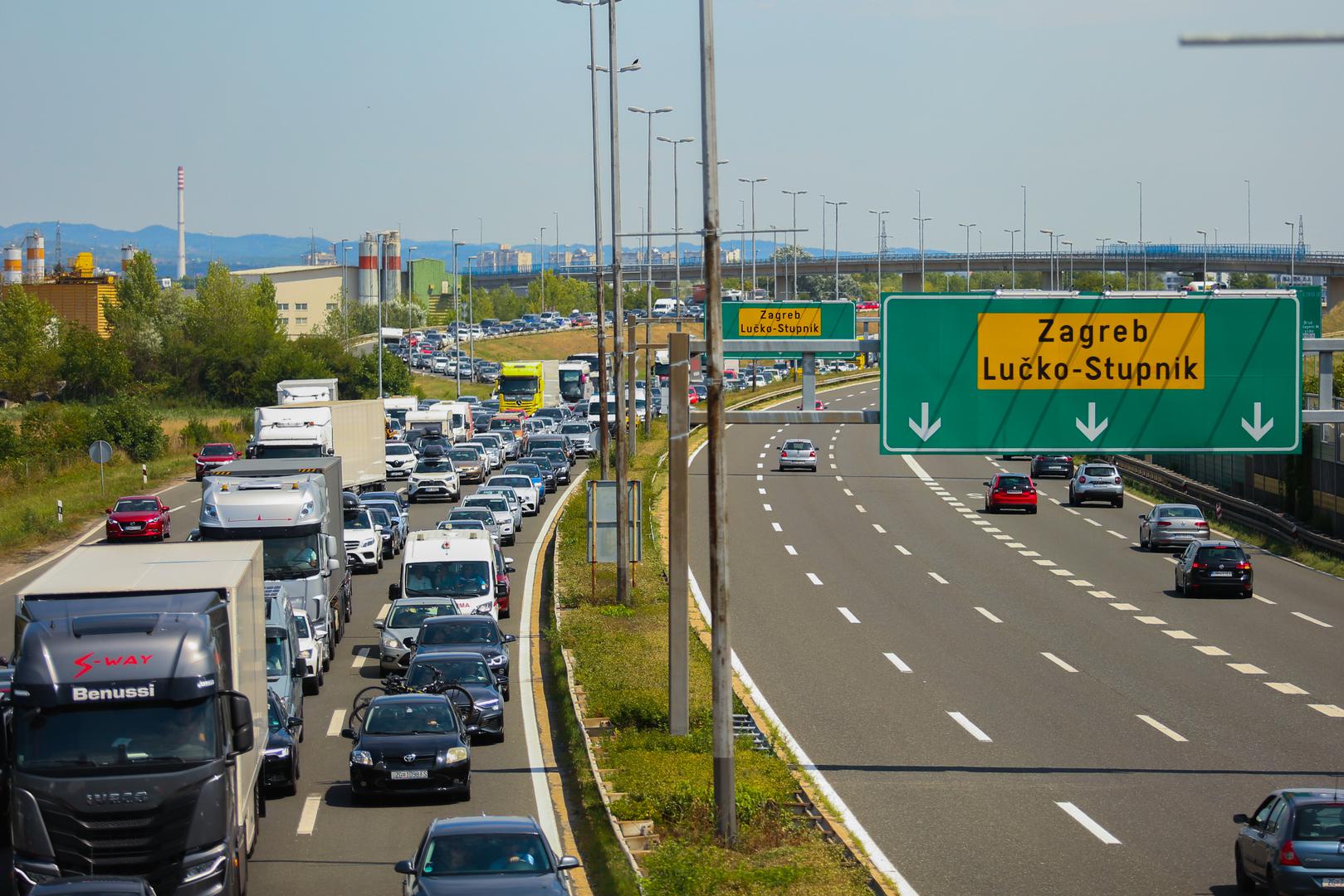 Velike su gužve na zagrebačkoj obilaznici i na naplatnoj postaji Lučko u smjeru mora.