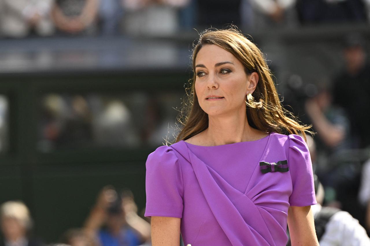 Catherine (Kate) Middleton remet la coupe à Carlos Alcaraz après sa victoire face à Novak Djokovic en finale du tournoi de Wimbledon 2024 (6/2 - 6/2 - 7/6)