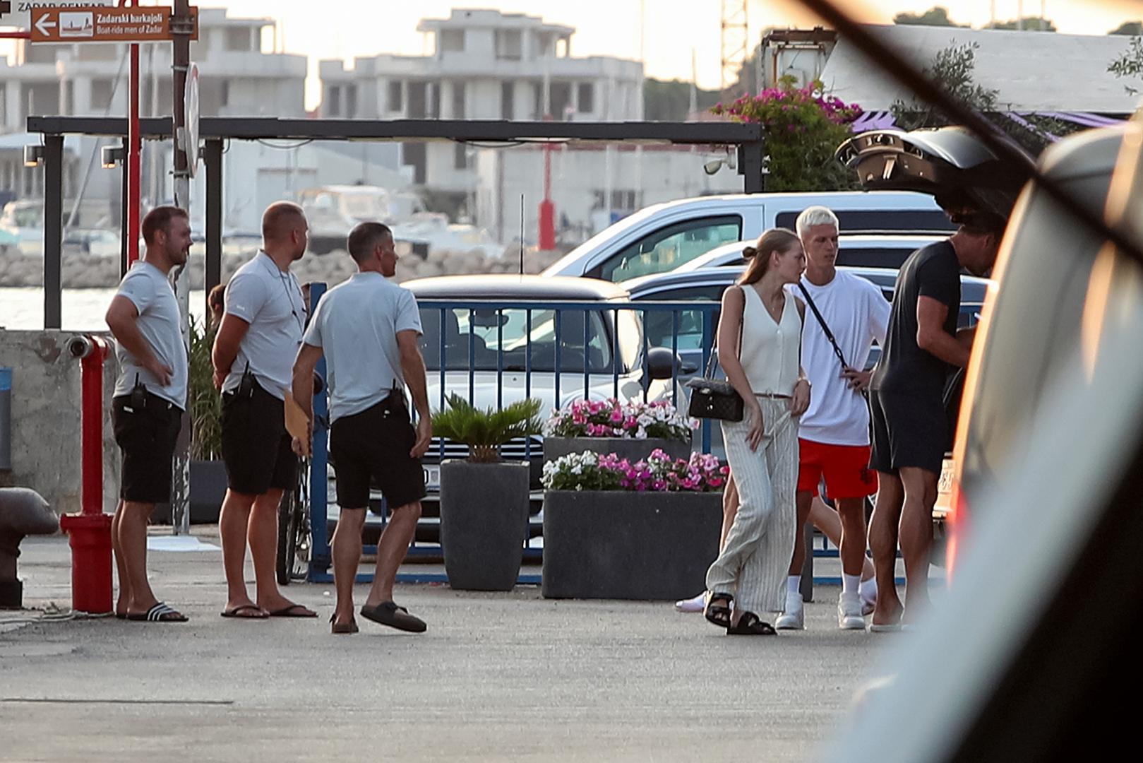  Jučer su se iskrcali u Zadru gdje ih je u društvu menadžera Andyja Bare snimio naš fotoreporter. Olmo je u vezi s influencericom Laurom Schmidt, koja je nakon burnog ljubavnog života postala zvijezda TikToka. 