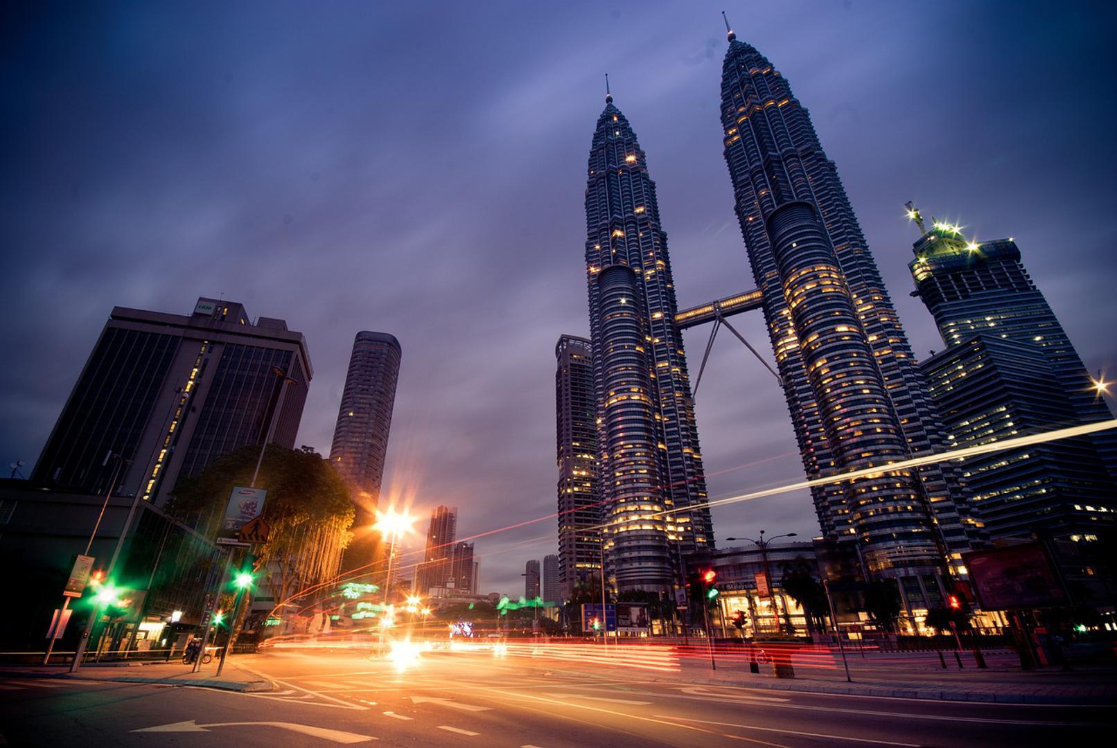 MALEZIJA 

Kuala Lumpur jedan je od najljepših gradova, a posebno je poznat po Petronas neboderima. Život u Maleziji vas neće puno koštati, jer luksuzna večera za dvoje stoji oko 30 eura, a noć u resortu na plaži se može naći i za manje od 100 eura po noći.
