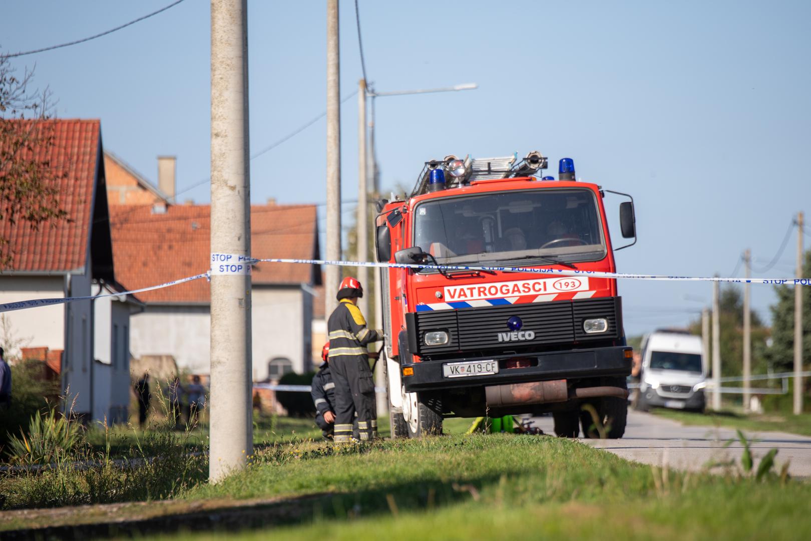 03.10.2023.,Tordinci - Muskarac se posvadjao sa susjedima, bacio im molotovljev koktel na kucu te se polio benzinom i zatvorio u svoju kucu. Photo: Borna jaksic/PIXSELL