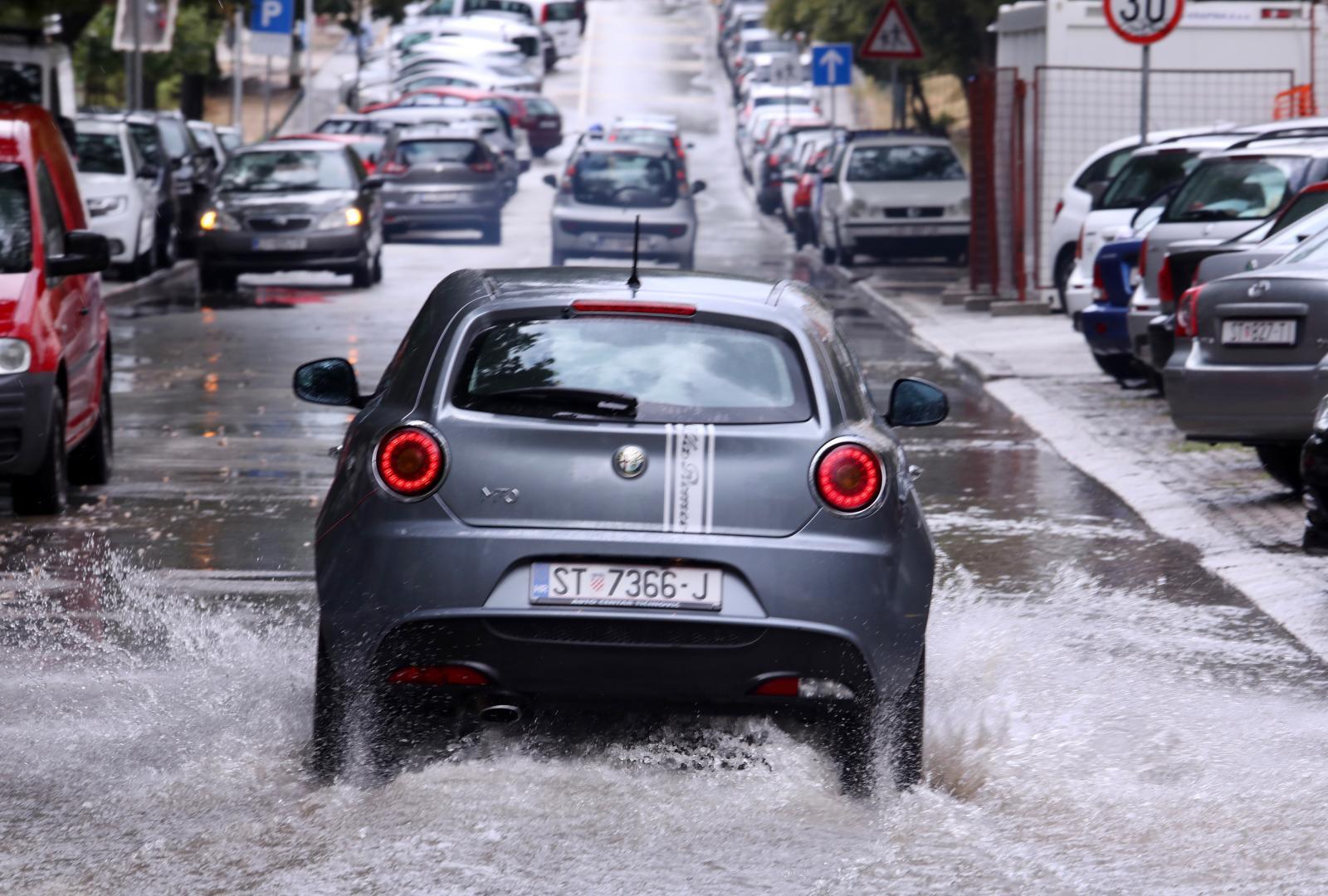 27.08.2021., Split - Obilna kisa tijekom poslijepodneva splicanima donijela probleme.
Photo: Ivo Cagalj/PIXSELL