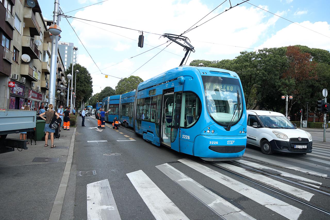 Zagreb: Zastoj na Savskoj cesti zbog iskakanja tramvaja iz tračnica