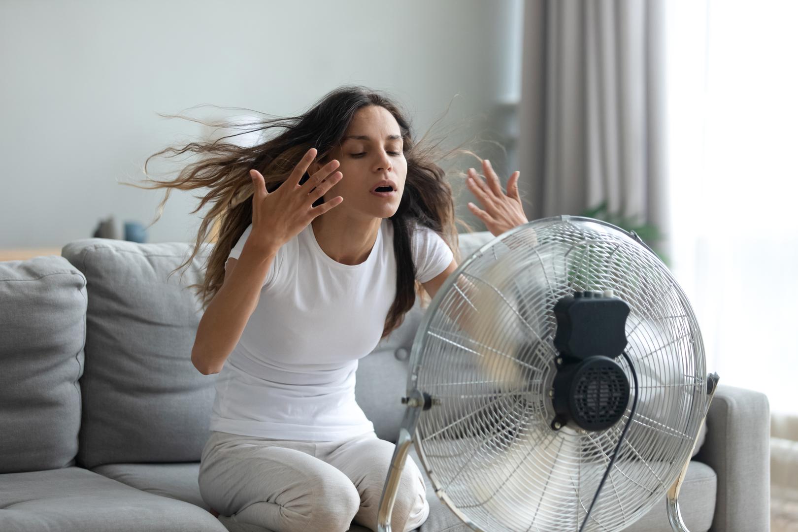 Zanemarivanje čišćenja prostora prije postavljanja ventilatora: Preporučljivo je obrisati prašinu i usisati prije nego što postavite ventilator za ljeto. Ventilator će cirkulirati zrak po prostoriji, a s njim i svu prašinu i pelud koji su u zraku – što nije idealno ako patite od alergija. Ventilator sam po sebi može skupljati prašinu dok nije u uporabi, koja će se raspršiti po prostoriji kad ga uključite. Ako koristite ventilator prvi put nakon dužeg perioda, očistite ga prije uporabe. Upute za čišćenje razlikuju se ovisno o proizvođaču, ali obično uključuju brisanje površina mekom, suhom krpom. Ako vaš ventilator ima mogućnost otvaranja radi čišćenja, pazite da ne oštetite lopatice ili da tekućina ne uđe u motor.