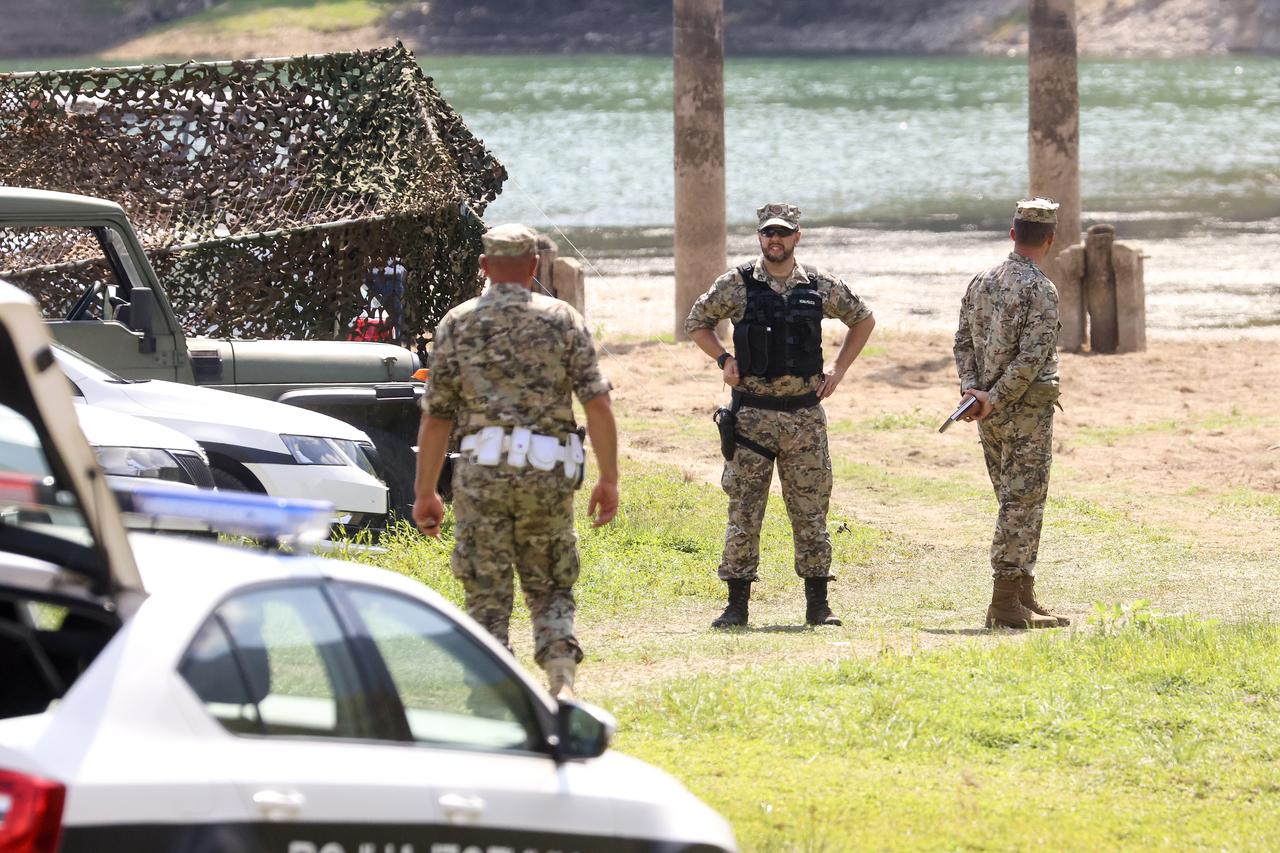 Buturović Polje: Srušio se helikopter vojske BiH u Jablaničko jezero, jedna osoba ozlijeđena