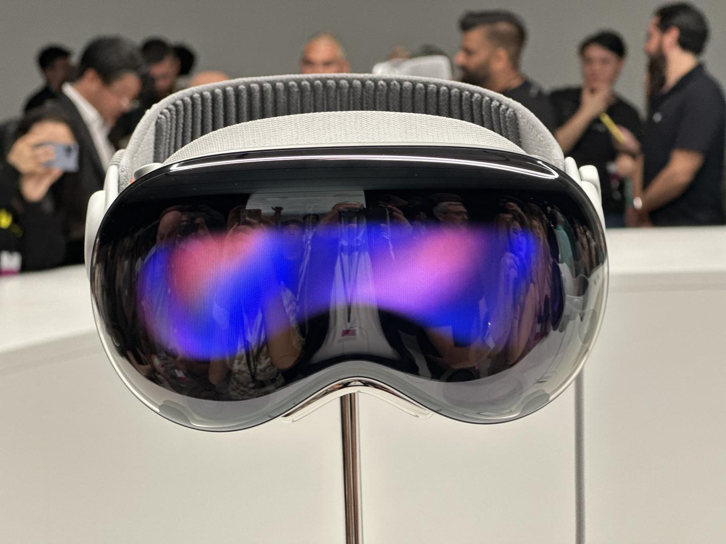 05 June 2023, USA, Cupertino: Media representatives and bloggers surround the Apple Vision Pro computer glasses on display in the Steve Jobs Theater on Apple's corporate campus in Cupertino. The novel headset had previously been presented by Group CEO Cook at Apple's WWDC developer conference. Photo: Christoph Dernbach/dpa Photo: Christoph Dernbach/DPA