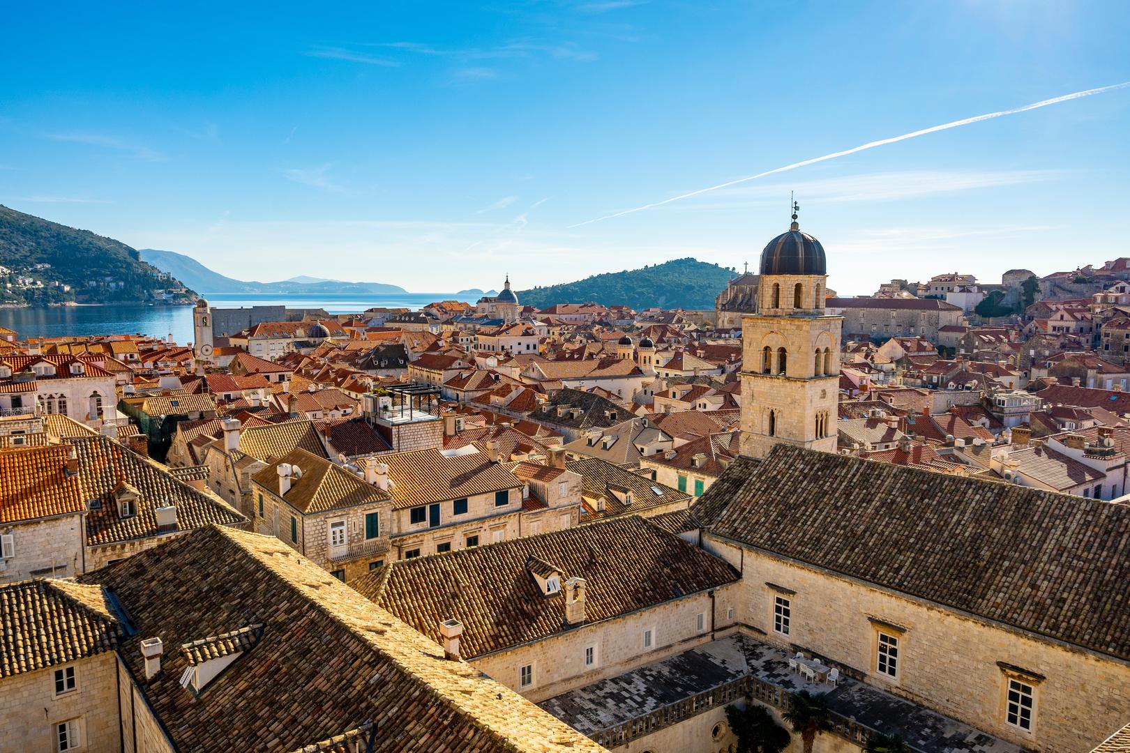 Ova slana laguna, nastala tektonskim djelovanjem i erozijom, podvodnim je prolazom povezana s Jadranskim morem. Okružena nazubljenim kamenim formacijama, mirna voda Mrtvog mora idealna je za kupanje. ‘Posjetitelji se mogu sunčati na ravnim stijenama prije nego što uživaju u kupanju u čistoj vodi, u pratnji radoznalih paunova s ​​otoka’, piše National Geographic.