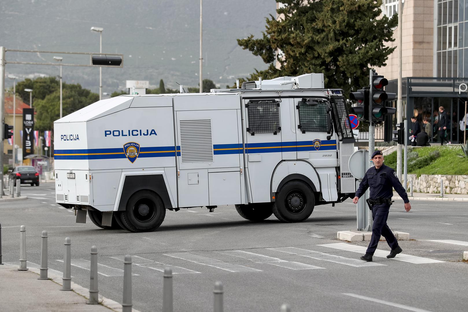 Navijači Dinama stigli su na izlaz s autoceste u Dugopolju odakle su ih policijske snage prepratile do stadiona na Poljudu. 
