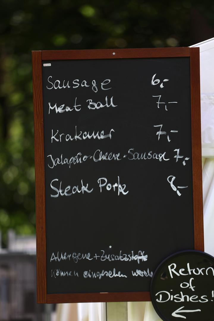 Naime, u najpopulanijoj navijačkoj zoni pored Brandenburških vrata može se naći doista svašta, a dobro se može pojesti već za 6 eura. 

