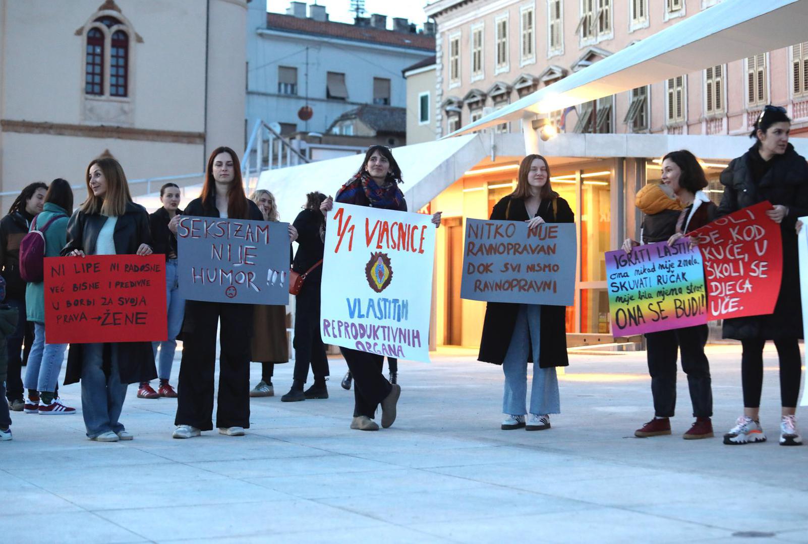 08.03.2024., Sibenik - Na Medjunarodni dan zena organizatori sibenske udruge mladih i KU Fotopoetika okupili su se na zajednicko obiljezavanje 8. marta na Trgu Poljana. Svoje vidjenje Medjunarodnog praznika Dana zena opisali su na  transparentima. Medju mnostvom zena nasao se i jedan muskarac koji se ne slaze sa njihovim i to je izrazio natpisom na transparentu. Photo: Dusko Jaramaz/PIXSELL