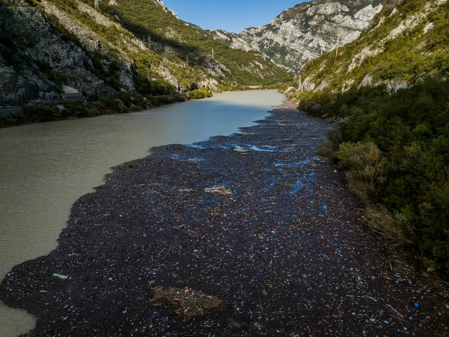 Poplave su uzrokovale ozbiljno onečišćenje rijeke, a smeće pluta nizvodno. 