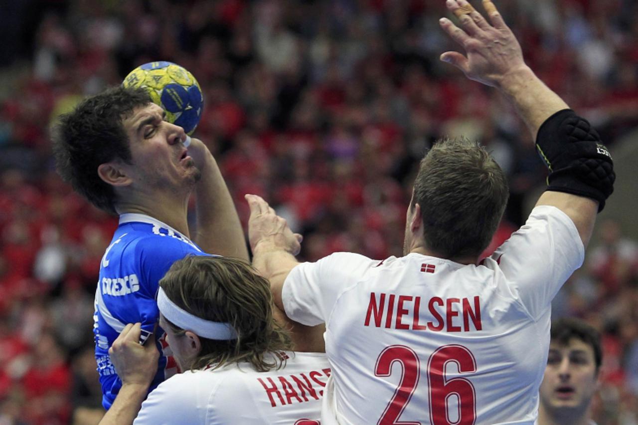 \'Denmark\'s Mikkel Hansen (L) and Kasper Nielsen (R) try to block Croatia\'s Denis Buntic during their group C match at the Men\'s Handball World Championship in Malmo January 20, 2011.     REUTERS/R