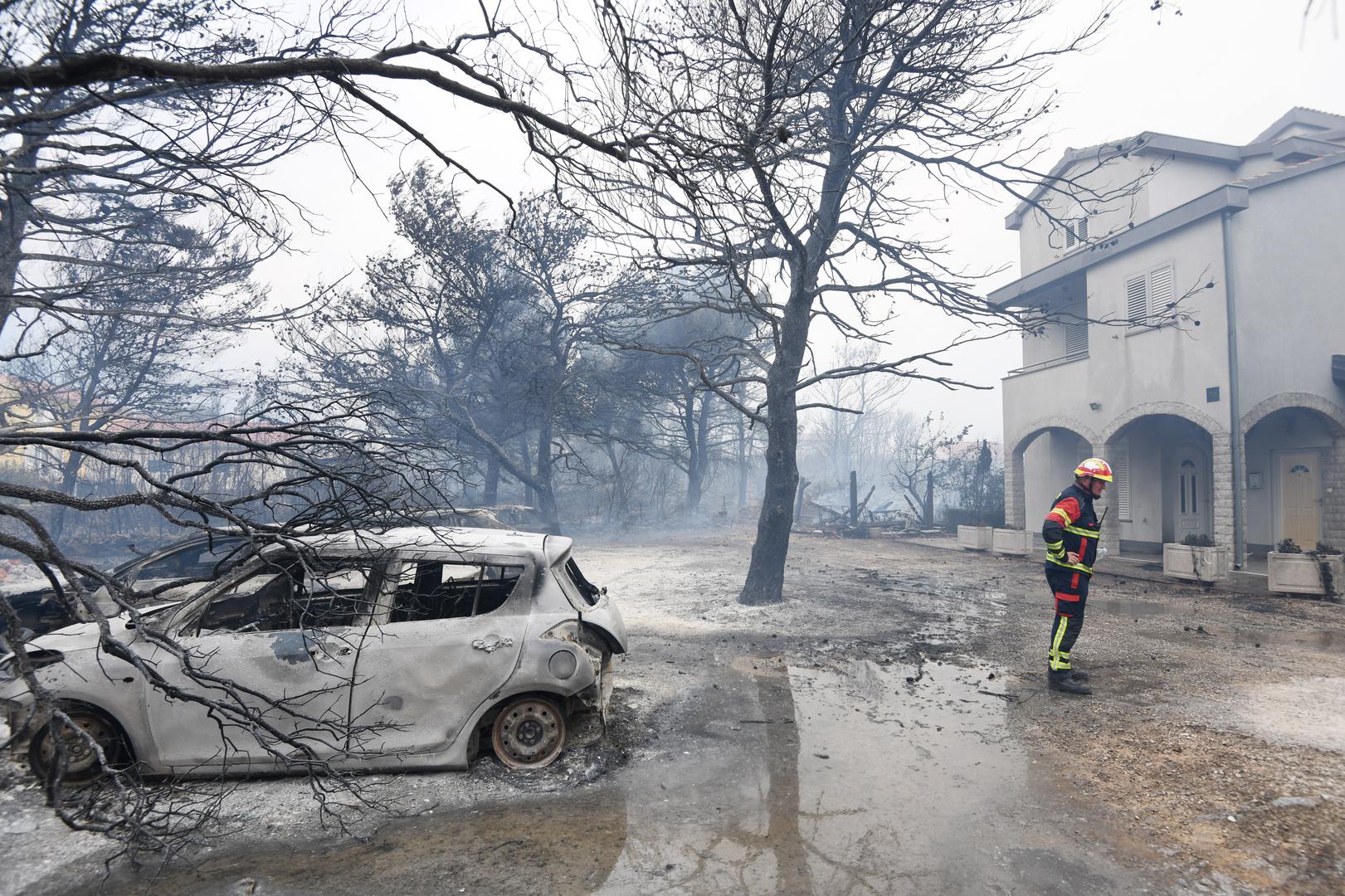 Zbog jakih udara vjetra požar koji je iza 11 sati buknuo kod Grebaštice u blizini Šibenika još uvijek nije pod kontrolom i širi se nošen jugom, zahvatio je i stambene objekte, a stožer civilne zaštite odlučio je da se evakuirani stanovnici smjeste u sportsku dvoranu Baldekin