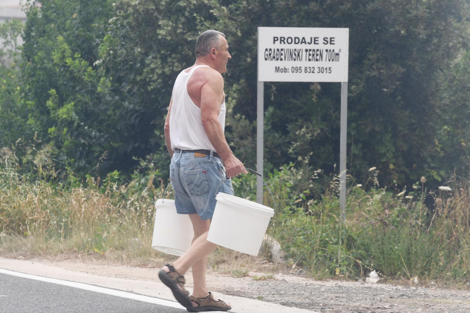 Zbog jakih udara vjetra požar koji je iza 11 sati buknuo kod Grebaštice u blizini Šibenika još uvijek nije pod kontrolom i širi se nošen jugom, zahvatio je i stambene objekte, a stožer civilne zaštite odlučio je da se evakuirani stanovnici smjeste u sportsku dvoranu Baldekin