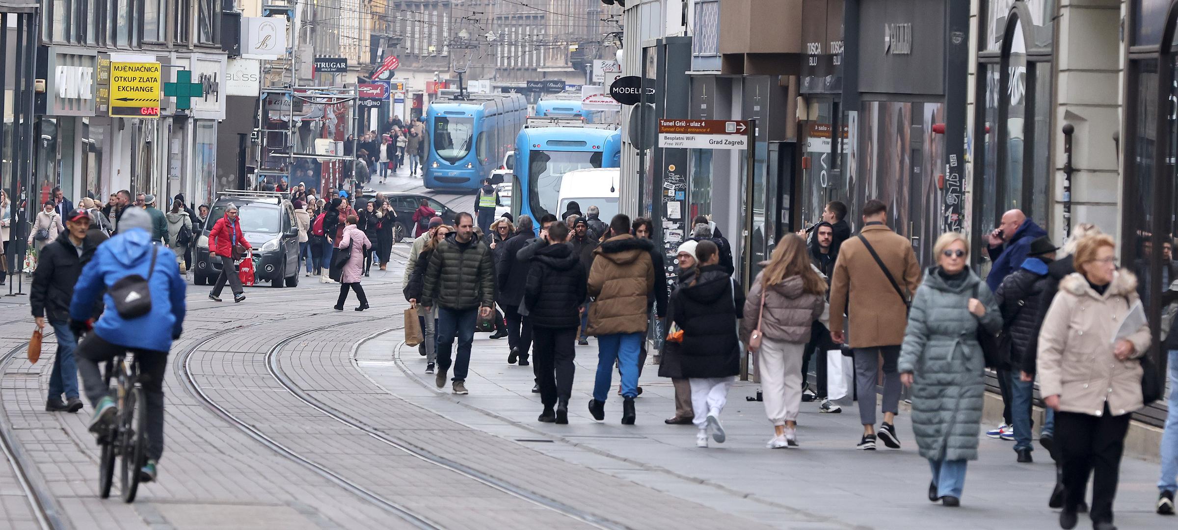 22.12.2023., Zagreb - Zadnjeg radnog dana pred blagdanski produzeni vikend stanje u centru grada je kaoticno, kako u pjesackim zonama tako i u automobilskom i javnom prometu. Za sve one koji niti ove godine nisu uspjeli panirati sve obveze prije guzvi savjet je da cuvaju zivce i iduce godine vise pozornosti posvete planiranju. Photo: Patrik Macek/PIXSELL