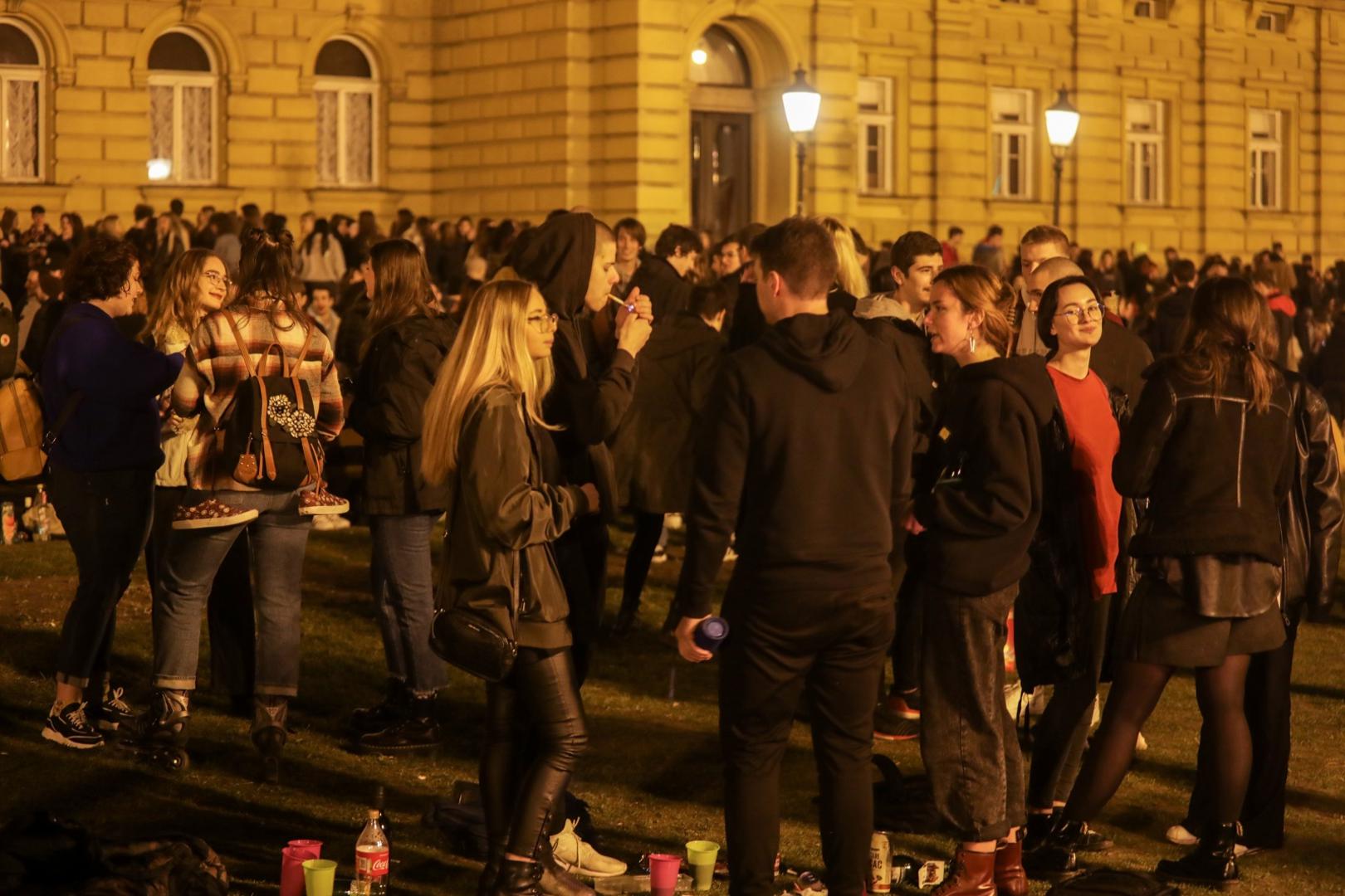 Zabavljajli su se uz glazbu i alkohol.